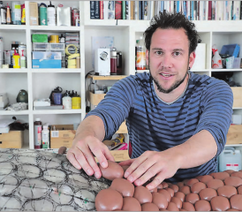 Micha Aregger in seinem Atelier in Beinwil am See. Nach der Planung ist nun die Ausführung dran. Ab dem 16. August kann das fertige Kunstwerk in Wettingen bewundert werden. (Bilder rvc/zVg.)