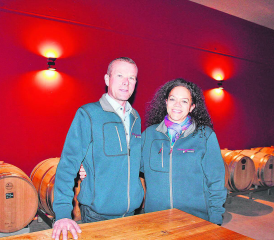 Mit Vorfreude bereiten Thomas und Christina Lindenmann alles für die Degustation Anfang Dezember vor. (Bild: grh)