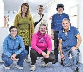 Laden zu einer Entdeckungsreise an der Art Feldmatte in Teufenthal ein: (hinten v.l.n.r.) Helena Perrenoud, Urs Oggier und Florian Kuhn; vorne Karin Köpfli-Fehlmann, Conny Lüthi und Reto Baumann. (Bilder: hg.)