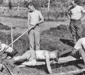 Ausgrabungsszene: Verena Gessner (links), Erich Bosch (in der Mitte stehend). Martin Hürlimann (liegend) und Ferdinand Lehmann (rechts, stehend) (Bild:zVg)