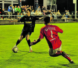 Doppeltorschütze Michael von Gunten trifft gegen Othmarsingen-Keeper Thomas Hanna. (Bild: Roland Jaus)