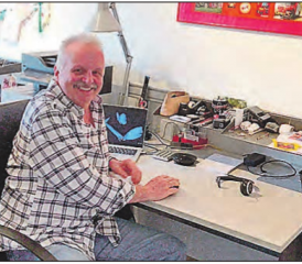 Herausforderung angenommen: Mitarbeiter der Eichenberger Gewinde AG leben in Zeiten von Corona die Abstandsregel beim Meeting und im Homeoffice. (Bilder: zVg.)