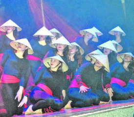 Neugierig der Blick Richtung Schmiedrued: Mit dieser Nummer zaubern die Turnerinnen einen fernöstlichen Touch in die Turnhalle Walde. Bilder: st.)