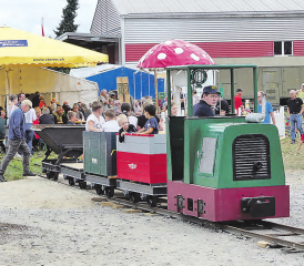 In Anlehnung an die ehemalige Wohlen-Meisterschwanden Bahn: Die Feldbahn mit einem gemischten Personen- und Güterzug fuhr die Besucher ins historische Kieswerk. (Bilder: moha.)