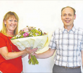 Mit Blumenstrauss zum 15-Jahr- Dienstjubiläum überrascht: Patric Jakob ehrt Gaby Murè für ihre langjährige Tätigkeit als Gemeindeschreiberin. (Bild: aw.)