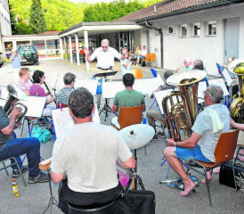 Beeindruckendes Repertoire an Märschen und Polkas: Die Schiltwalder Blaskapelle trug am Vorbereitungskonzert vor, was die Niederländer während vier Tagen zu hören bekommen. (Bild aw.)