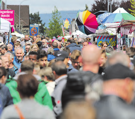 Grossaufmarsch in Schöftland. Hunderte Stände lockten Tausende Besucherinnen und Besucher an. Ähnlich wie zwischen den Ständen quetschten sich auch die Autos durch die umliegenden Gassen. (Bilder: rc.)