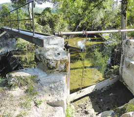 Das Hegi-Wuhr an der Wyna: Mit den Schalten (Bretter unten im Wasser) wurde der Fluss gestaut. Dann zog man das andere Brett hoch und das Wasser konnte durch den Ausfluss auf die Wässermatten geleitet werden. (Bild: moha.)