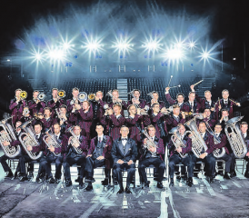 Die Swiss Army Brass Band: Daniel Habermacher (vorderste Reihe, dritter von rechts) mit der Swiss Army Brass Band vor dem Auftritt am Basel Tattoo. (Bild: zVg.)