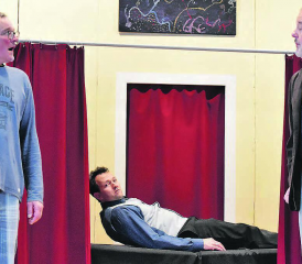 Beste Unterhaltung garantiert: Die Theatergruppe präsentiert am 17., 22. und 23. März die schwarze Komödie «Chaos bim Bestatter». (Bild: hg.)