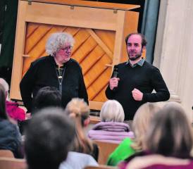 Einen ersten Eindruck vermittelten der musikalische Leiter Andres Joho und Co-Dirigent und Chorleiter Chasper Mani. (Bild: zVg.)