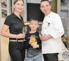 Beim Begrüssungsapéro: Veprim Ukaj und seine Ehefrau Vjasa, zusammen mit Sohn Diar. (Bild: Martin Zürcher)