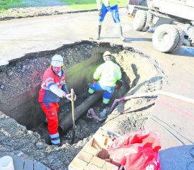 Ein grosses Loch in der Strasse: Rund eine Million Liter Wasser spülten Geröll und Sand auf die Sandgasse und hinterliessen grossen Schaden. Einige Haushaltungen blieben während Stunden ohne Wasser. (Bilder: rc.)