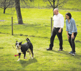 Im Alltag darf auch der Spass nicht fehlen: Bruno Rudolf und Ehefrau Brigitte kommen dank Hund Aimy zu viel Bewegung.
