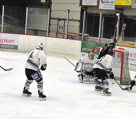 Ehrentreffer vom SC Reinach: Dem Torschützen Thomas Fehlmann (vor dem Tor) und Rico Troxler gelingt es für einmal eine Lücke aufzureissen. (Bild: mars)