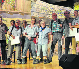 Mit sicht-, hör- und spürbar viel Herzblut schenkte der Gemischte Chor Gontenschwil seinem Publikum einen bunten Liederstrauss. (Bilder: hg.)