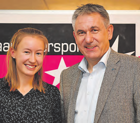 NewComer Award: Die Boniswiler Orientierungsläuferin Aline Gemperle erhielt den Preis von Regierungsrat Alex Hürzeler. (Bild: zVg.)