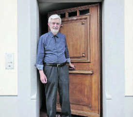 Chorherr Josef Wolf vor dem St. Johannes-Pfrundhaus.