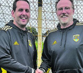 Wechsel im Präsidentenamt des FC Muhen: Chris Stecher (r.) gibt das Amt nach 14 Jahren ab, Marc Spycher tritt es an. (Bild: zVg.)