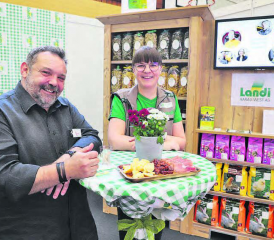 Landolfi goes Landi: Mirco Hyala, Vertreter der Landolfi Group, stattete der Geschäftsleiterin der Landi Kölliken, Manuela Schmidig, einen Besuch ab.