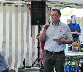 Gemeindeammann Martin Grütter hielt eine kurze Festansprache, passend zur lockeren Atmosphäre.