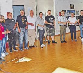 Wie lange leben sie schon in Schlossrued? Bolliger wohnt bereits seit 1948 im Dorf, die Dame rechts seit fünf Jahren – alle ziehen an einem Strang, wie das Seil symbolisiert.