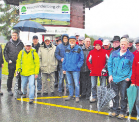 Gruppenbild vor dem Hexenturm: Gründonnerstagsausmarsch der Männeriege Beinwil am See auf dem Lindenberg. (Bild: zVg.)