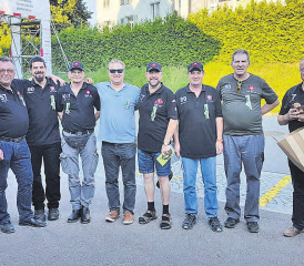 Zum Schluss ihrer Reisen: Die SG Staffelbach posiert zum Gruppenfoto vor dem Haupteingang zum Festzentrum in Sirnach. (Bild: zVg.)