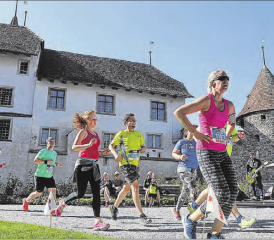 Auch an diesem Samstag erwartet die Läuferinnen und Läufer prächtiges Wetter, wenn sie durch die Schlosspassage dem Ziel in Beinwil am See entgegen eilen. (Bild: zVg.)
