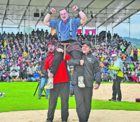 Sieger Joel Wicki wird nach dem Schlussgang gegen Sven Schurtenberger nach knapp drei Minuten auf den Schultern getragen. (Bild: zVg.)
