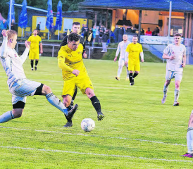 Spielszene auf der Walke in Kölliken: Die Gäste aus dem Seetal konnten den einheimischen Köllikern in Gelb erfolgreich ein (faires) Bein stellen. (Bild: Roland Jaus)