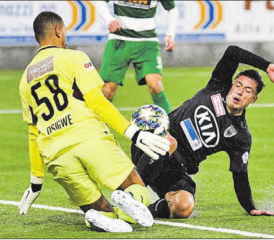 In diesem Fall ist Kriens-Torhüter Osigwe schneller. Kevin Spadanuda (r.) holte insgesamt einen Penalty heraus und spielte den Pass zum 3:1. (Bild: Sarah Rölli)