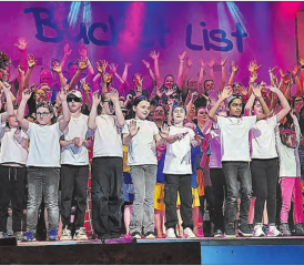 Die über 200 Mitwirkenden der Turnshow vom STV Unterkulm versprühten gute Laune nach allen Seiten. (Bilder: Roland Marti)