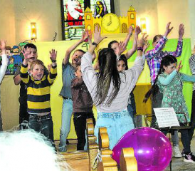 Frischfröhliche Kinderstimmen und Tanz: Die Leiterin des Kinderchores, Jael Baumann, hielt die Schar ganz schön auf Trab. (Bild: st.)