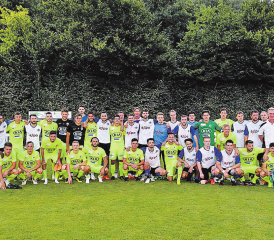 Wie eine grosse Familie: Die Amateure aus der Aargauer 2. Liga und die Profis vom FC Aarau haben auch gemeinsame Vergangenheiten. Das Spiel – diesmal organisiert durch den SC Schöftland -– ist deshalb auch im dritten Jahr seiner Austragung ein gesellschaftliches Ereignis. (Bild: Alexander Wagner/AFV)