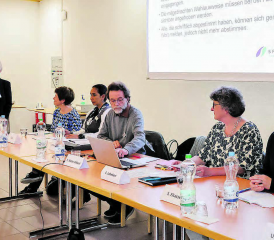 Der Vorstand der Spitex Menziken-Burg führte im Saal des Asana Spitals durch die Traktanden der Mitgliederversammlung. (Bild: dr.)