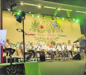 Blumiges Spektakel auf mehreren Ebenen: Laura Miro (links) malte zu den Klängen der Musikgesellschaft.