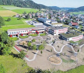 Der Spielplatz ist noch nicht ganz fertig gebaut: Bereits fertiggestellt sind die Wege auf die grosszügige Anlage – die Eröffnung soll am 21. September erfolgen. (Bilder: zVg.)