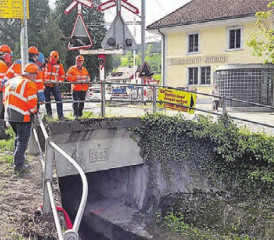 Knacknuss Schmittengasse: Im Zuge des Kreiselbaus wird die alte Brücke aus dem Jahr 1932 abgebrochen und ersetzt. Nicht ganz einfach ist der Umbau des Bachauslaufs, weil der Bahnverkehr aufrechterhalten werden muss. (Bild: zVg.)