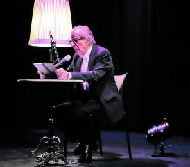 Mit Schirmlampe, Charme und Buch: Der Wynentaler Autor Klaus Merz genoss das «Heimspiel» und las im TaB Theater am Bahnhof aus seinem neusten Werk «Noch Licht im Haus». (Bilder: rc.)