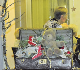 Ein- und Durchblick: Das Adventsfenster ist kuschelig gestaltet, hindert aber nicht am Durchblick ins Innere des Alterszentrums. (Bilder: st.)