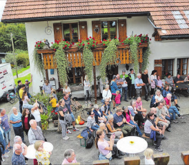 Die Besucherinnen und Besucher hörten den Referenten gespannt zu. (Bilder: jaf.)