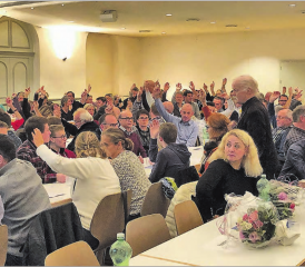 Viele Hände in der Höhe: An der Gemeindeversammlung in Beinwil am See waren die Stimmenzähler mehr als üblich gefordert (Bild: msu.)