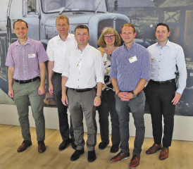 Eine Nachfolge ist aufgegleist: Brigitta Berner und H.J. Bertschi mit CEO Jan Arnet (3. v.li.). Flankiert von der dritten Generation mit Markus Berner (li.), Beat Berner und Jörg Berner (re.). (Bilder: moha.)