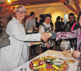 Handschlag über dem Fleischbuffet: zwei Besucherinnen begrüssten sich am Neuzuzügerapéro herzlich. (Bilder: Ursula Koch-Egli)