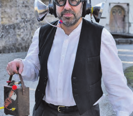 Drachenforscher Ambrosius Ferdinand Sigismund Maria von und zu Drachenfels führt seine Forschungen über die Seetaler Drachen in deren zweiten Saison weiter. (Bild: WB-Archiv.)