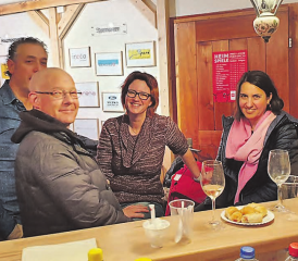 Versöhnliches Ende nach einer schwierigen Saison: Menzikens Gemeindeammann Erich Bruderer (links) und SVP-Nationalratskandidat Bruno Rudolf geniessen das lockere Beisammensein. (Bilder: Fä.)