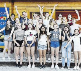 Pétanque begeistert! Die Geräteturnerinnen des BTV waren mit ihrem Trainer zu Besuch in Entfelden. (Bild: zVg.)