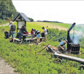 Am Schweizer Nordpol, dem schwarzen Stein bei Oberbargen, hat der Natur- und Vogelschutzverein Zetzwil eine passende Raststelle gefunden. (Bild: zVg.)