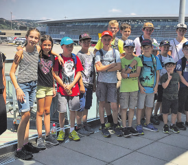 Der Flughafen ist erkundet, der Rucksack geplündert: Mit vielen spannenden Erlebnissen und Erinnerungen posieren die Ferienspass-Homberg-Kinder für das obligate Gruppenbild. (Bild: zVg.)